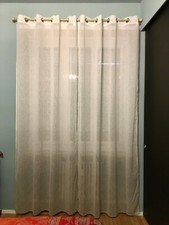 tende con occhielli argentati colore bianco crema e marroncino chiaro in basso