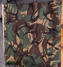 Tessuto mimetico largo 2 metri x 46 pollici, leggermente elasticizzato.