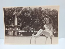Bimba sulla scaletta della piscina con trampolino Italia anni '40 vernacolare