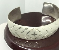 ORIGINALE BRACCIALE A SCHIAVA CON LUMEGGIATURE A BULINO ARGENTO SATINATO ANNI 70