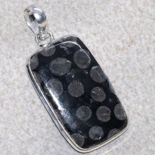 Ciondolo corallo fossile nero