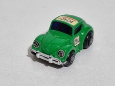 Vecchia auto verde modello VW