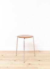 Sgabello treppiede Arne Jacobsen in teak n.3170 per Fritz Hansen