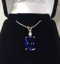 Collana con ciondolo zaffiro