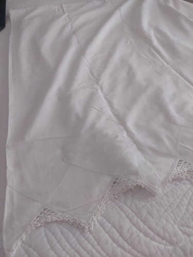 Lenzuolo letto bordo ricamato