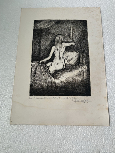 Nudo schiena sul letto - nudo,