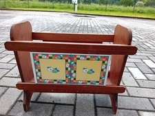 Portariviste in legno e con due piastrelle in ceramica decorata sui lati.