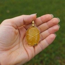 Ciondolo ovale in giada gialla