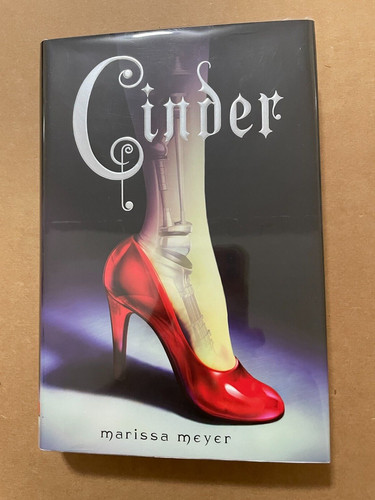 Cinder marissa meyer 1st - cinder,