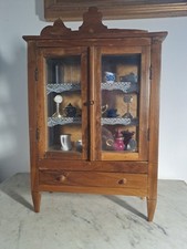 Mobili Antichi.Mobile miniaturizzato,con set ceramiche miniaturizzate;cm 24x35