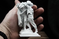 Soldato ceco che abbraccia