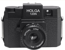 Anton & HOLGA 120N in Un Set Con Pellicola B+W - Macchina Fotografica Di Culto C