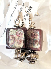 Orecchini FIORI DI CILIEGIO su perlina di vetro viola e decorazioni argentate.