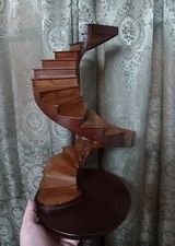 Architettura miniatura scala a spirale scultura in legno decorazione arte surreale scarsa