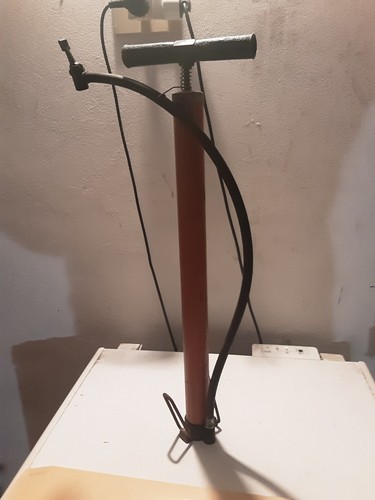 Vecchia pompa per bicicletta - vecchia,