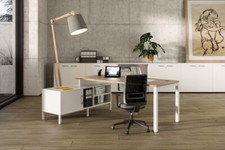 Scrivania con mobile servizio