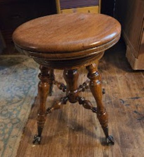 Antico sgabello pianoforte