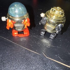 2 VINTAGE TOMY WIND UP GIOCATTOLO 1978 ROBOT MASCALZONE PERSO NELLO SPAZIO BLU e ORO A PIEDI