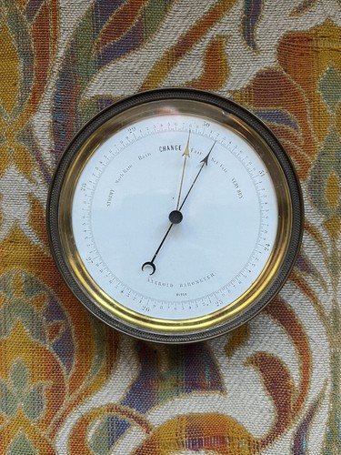 Antico barometro aneroide