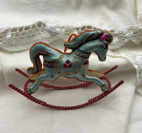 Cavallo dondolo ricamato - a,