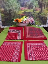 Set di fazzoletti-bandane vintage di cotone di colore rosso.