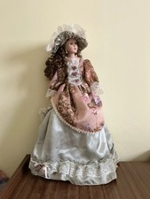 bambola di porcellana con piedistallo