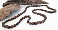 Collana lunga uomo in cubi di legno naturale con perle cilindriche di legno nero