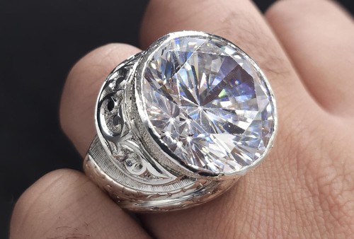 Anello con zirconi grandi