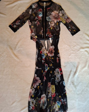 Vestito nero e giacca nera con