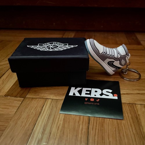 Mini sneakers keychain - 3d,