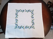 Centrotavola quadrato ricamano A MANO punto croce con motivo floreale cm 80x80