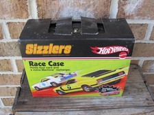NUOVO 2006 MATTEL HOT WHEELS SIZZLERS RACE CASE CON 1 AUTO SIZZLER (VERDE) NUOVO CON SCATOLA