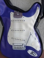 BORSA con tracolla a forma di CHITARRA IN ECOPELLE
