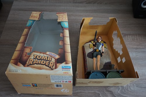 Action figure tomb raider lara - tomb,
