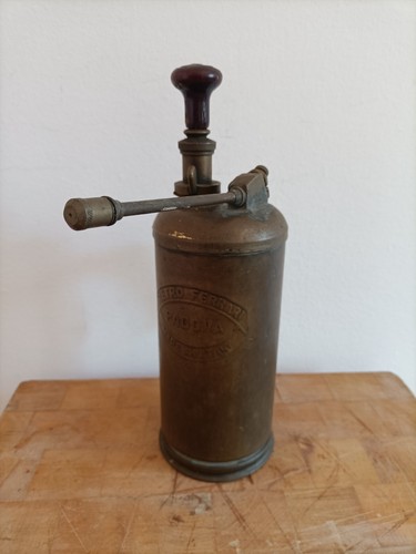 Antico spruzzatore ottone - , e