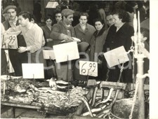 1965 ca NAPOLI Mercato del pesce per Natale - Capitoni in mostra - Foto COSTUME