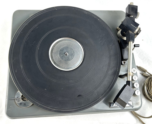 Giradischi vintage realistico