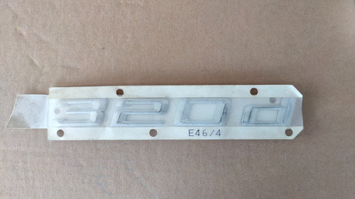 Scritta 320d del - , cofano