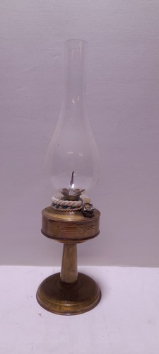 Antica lampada petrolio in - a,