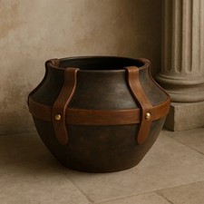 Vaso in pietra lavica decorato