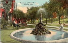 Cartolina Two Men Sit by Fountain, Water Works, Norwalk, Ohio - 1912 pubblicata d/b