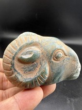 Antico pezzo di pietra testa