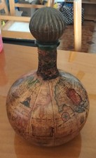Bottiglia decanter vintage anni 80 rivestita in pelle con mappa del mondo antico