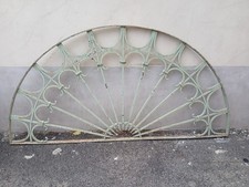 GRATA FERRO BATTUTO "CODA DI PAVONE" CON CHIODI RIBATTUT1 - MEZZALUNA - FINE 800