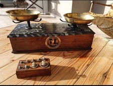 Antica bilancia in metallo E Legno da farmacia con pesi