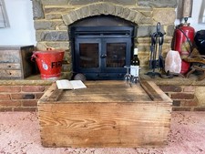 Vecchia cassapanca antica in pino, baule portaoggetti vintage in legno, scatola coperta, tavolino.