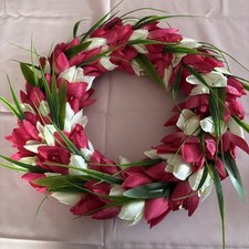 Corona di tulipani artificiali