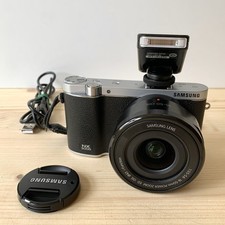 Fotocamera mirrorless compatta