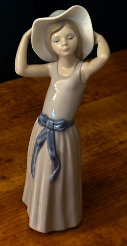 Lladro 5011 girl with sunhat - with,