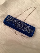 borsa pochette blu in sequenza